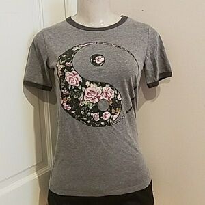 FIFTH SUN Short Sleeve Tees Shirt.